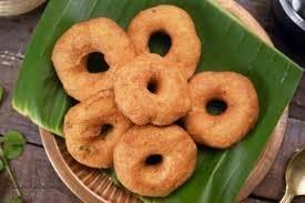 Freshly fried medu vada served at a Brahmin ceremony meal