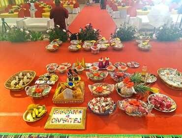 Seer thattu — the full seer varisai display arranged for a Tamil wedding ceremony